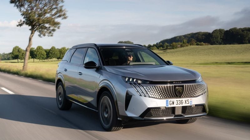 Le nouveau Peugeot 5008 électrique promet d'approcher les 500 km d'autonomie en moyenne.