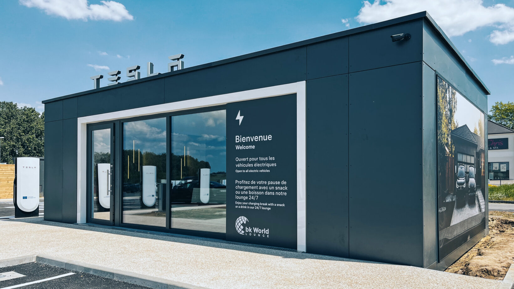 Discover where Tesla is opening a huge Supercharger V4 station with innovative equipment!