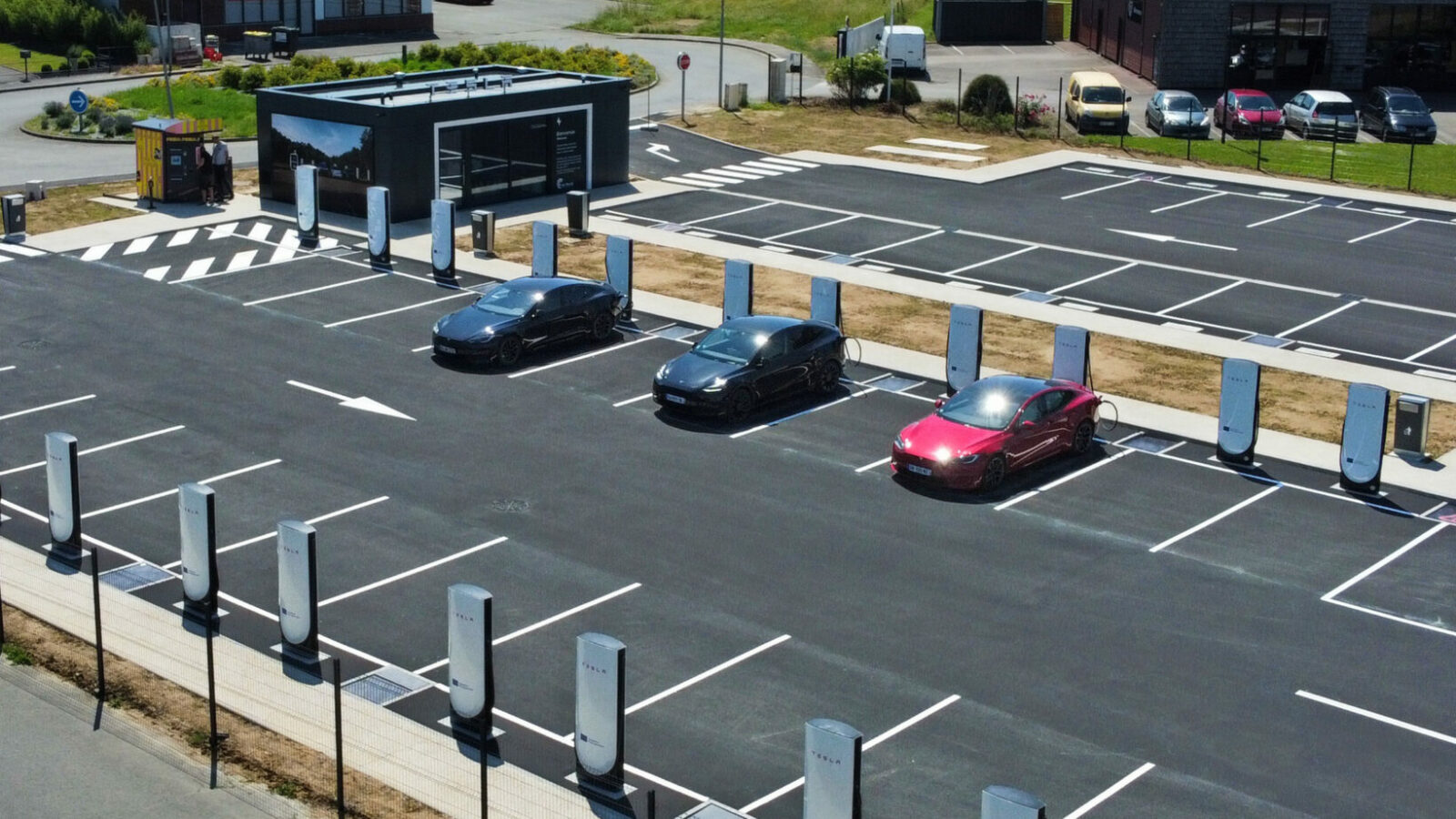 Discover where Tesla is opening a huge Supercharger V4 station with innovative equipment!