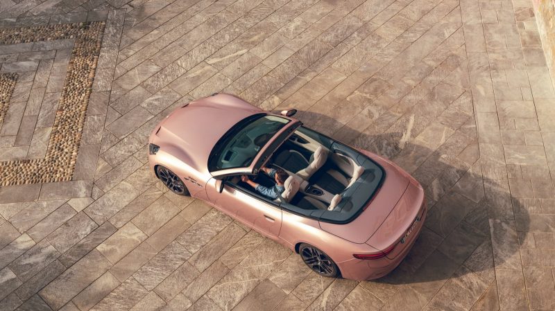For the first time, luxury convertible enthusiasts of the Maserati GranCabrio have the choice between a 550 hp V6 or a 100% electric version named Folgore, developing 762 hp!