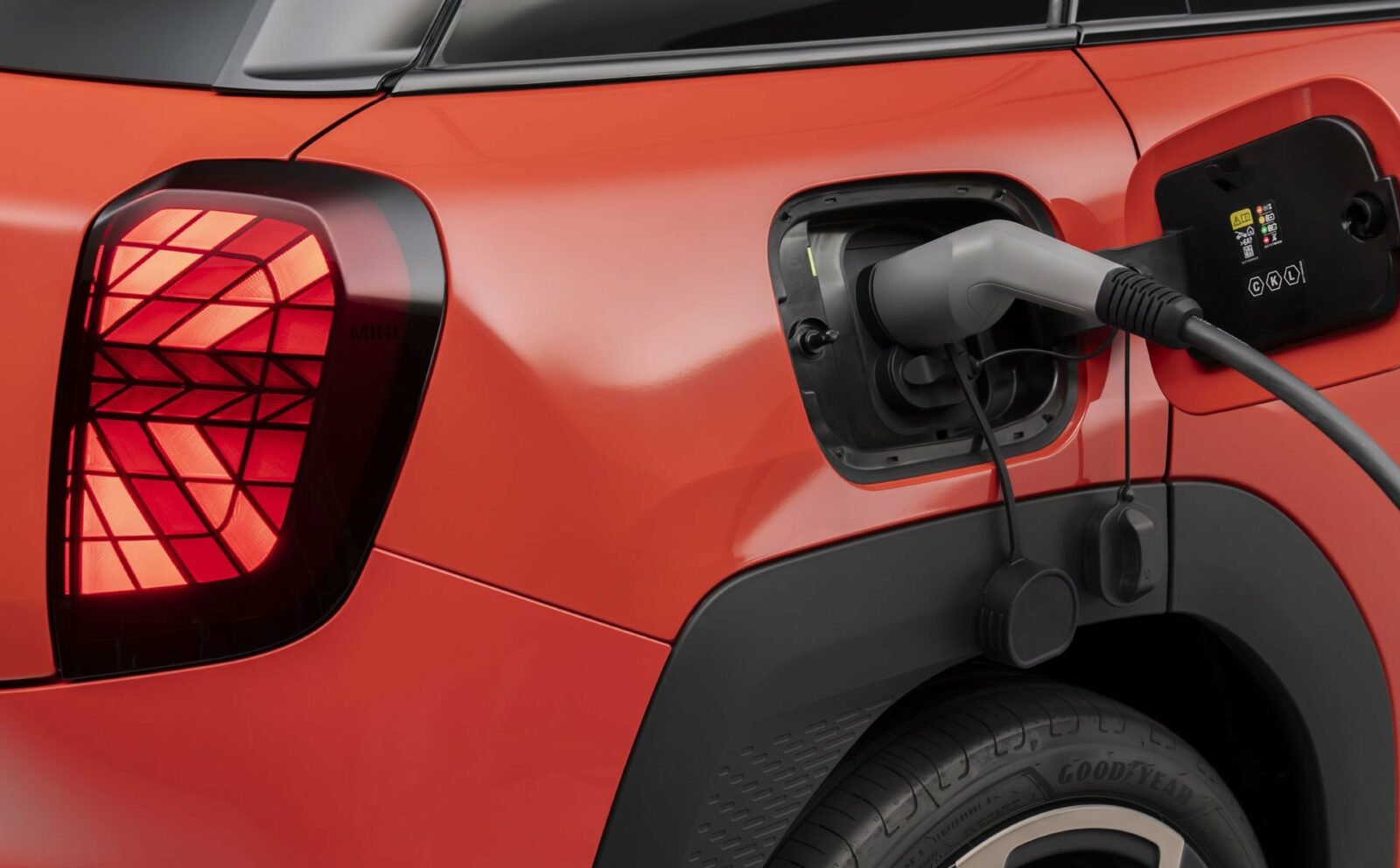 A new study highlights the reliability of electric cars, lower than gas-powered, but there is a catch!