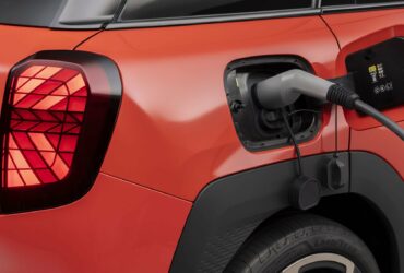 A new study highlights the reliability of electric cars, lower than gas-powered, but there is a catch!