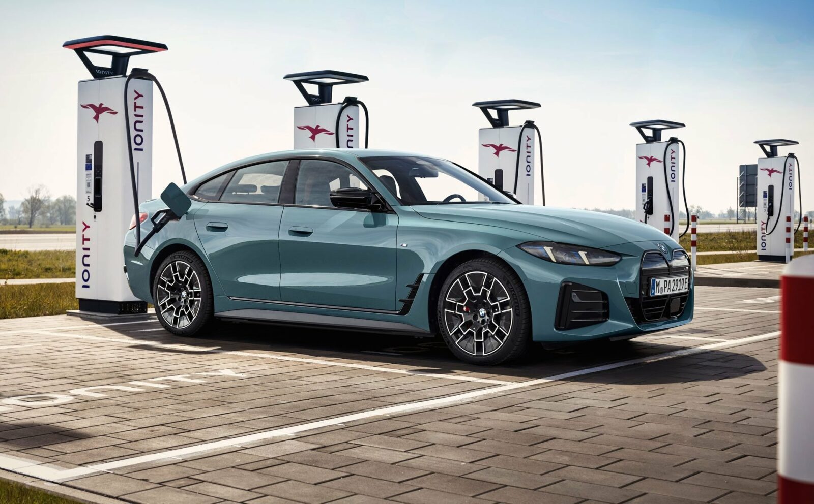 BMW widens the gap with Audi and Mercedes in 2024 on electric vehicles