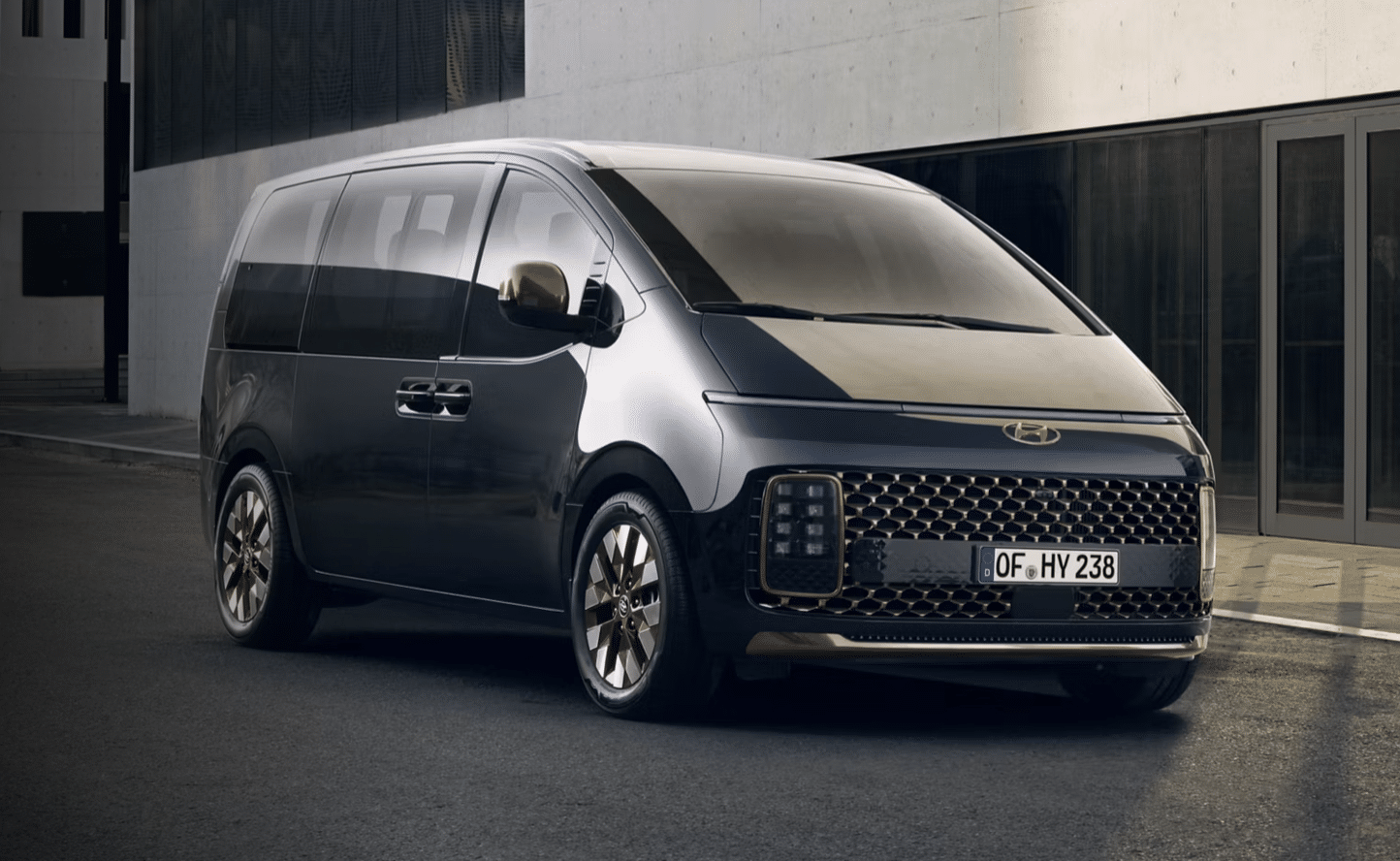 Hyundai introduces its original hybrid minivan in France